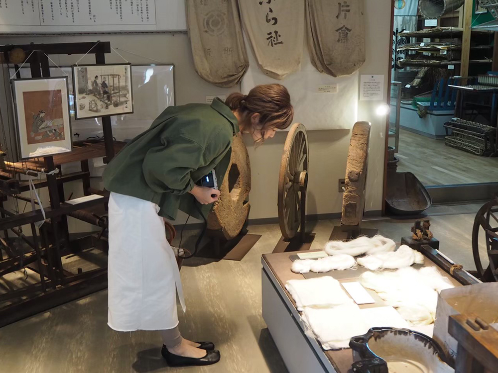 甘楽町歴史民俗資料館で生糸を見学する彼女