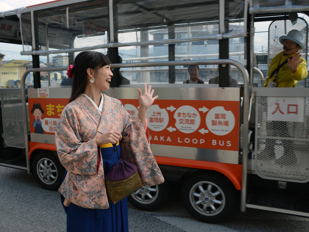 富岡散策中にまちなか周遊観光バスのガイドさんに手を振る