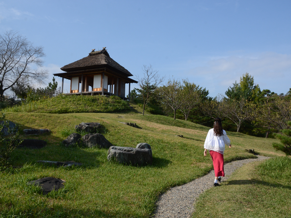 楽山園の梅の茶屋に向かって坂道を登る