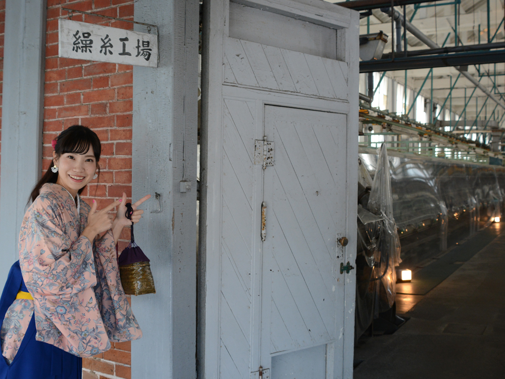富岡製糸場の操糸所の入口前でポーズ