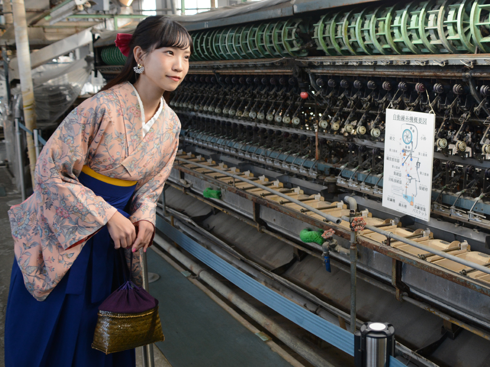 富岡製糸場の操糸場で自動操糸機を見学