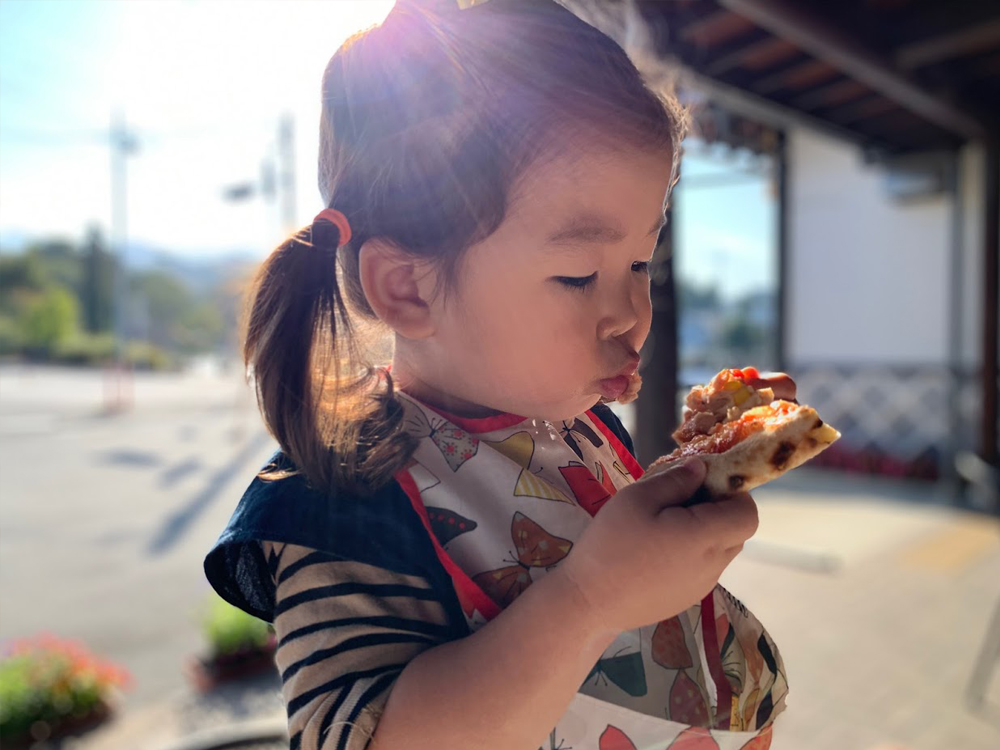 道の駅甘楽でピザを食べる娘