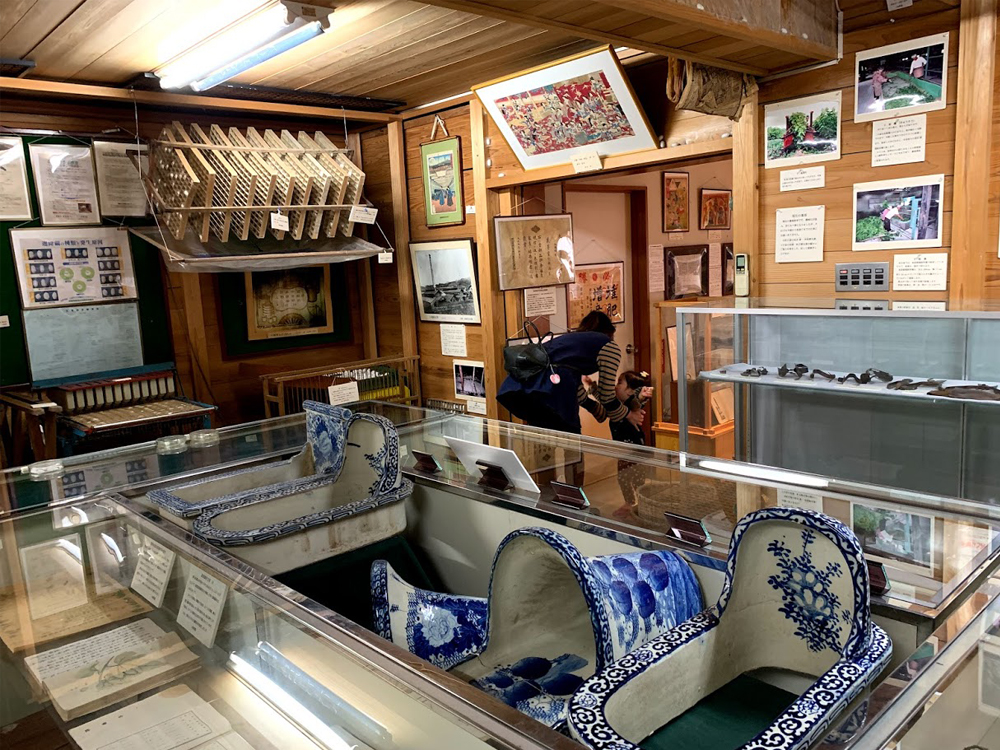 甘楽町歴史民俗資料館の展示物昔の便器やお蚕様