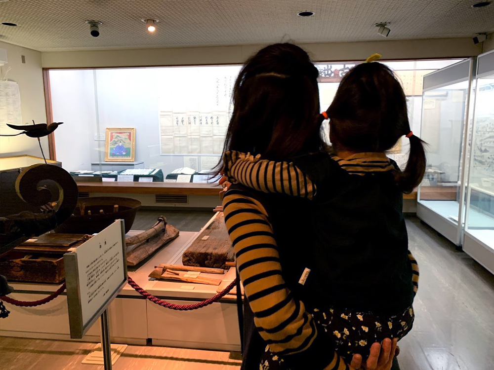 甘楽町歴史民俗資料館で見学中に母が娘をおんぶ