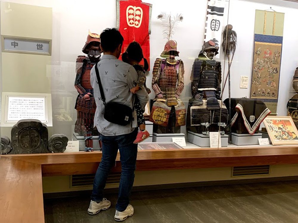 甘楽町歴史民俗資料館で展示されている鎧前で父が娘を抱っこ