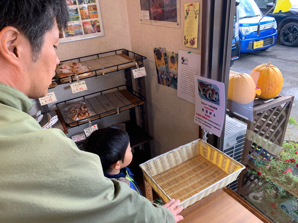 渡辺製菓の花豆パンが売切れで呆然とする親子