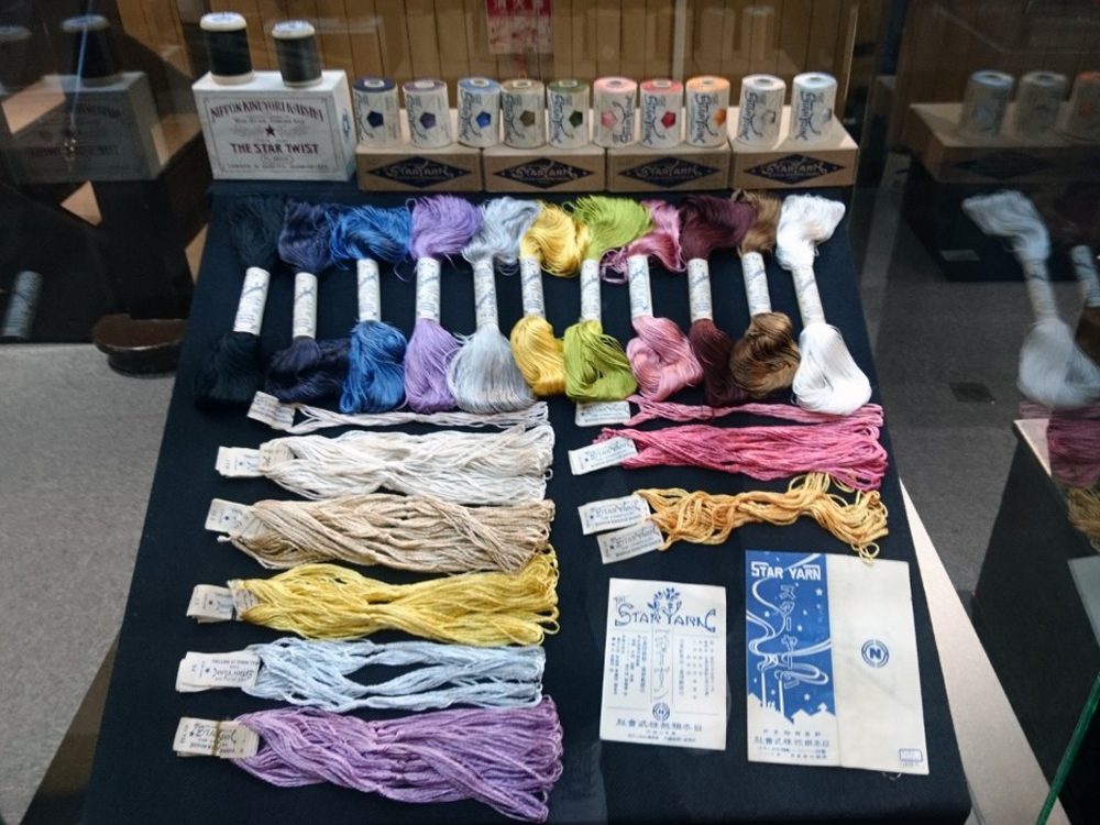 絹撚記念館展示に展示されているカラフルな生糸