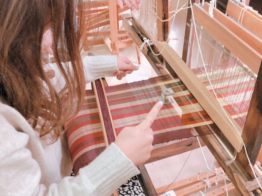 桐生織物記念館彼女の機織り体験