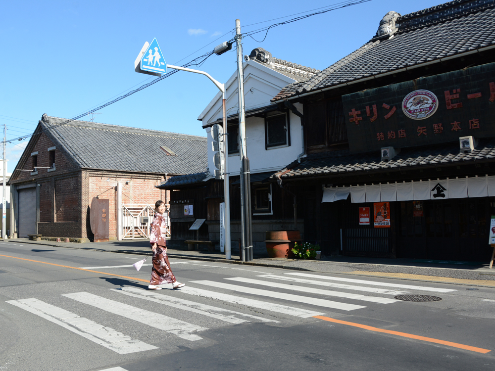 桐生市桐生新町伝統的建造物群保存地区で矢野本店前の歩道渡る