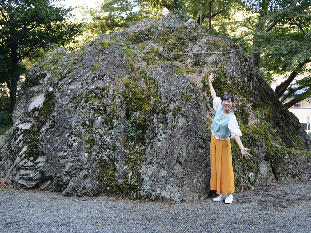 白瀧神社の降臨石前でポーズ