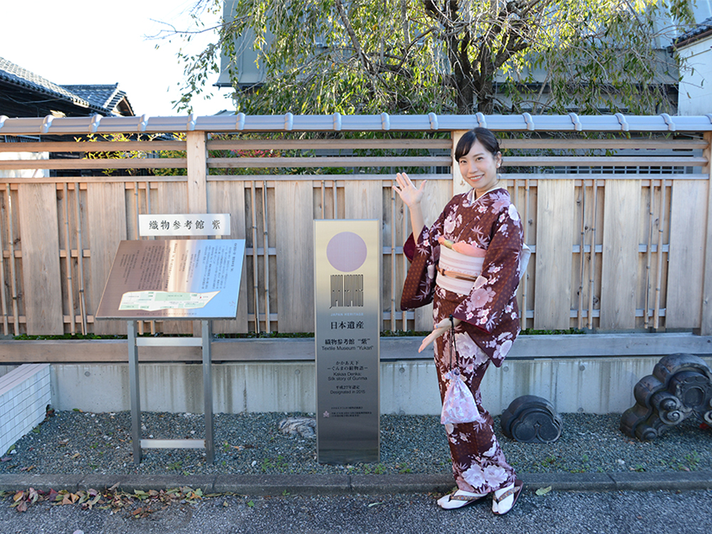 織物参考館紫の日本遺産認定モニュメント前でポーズ