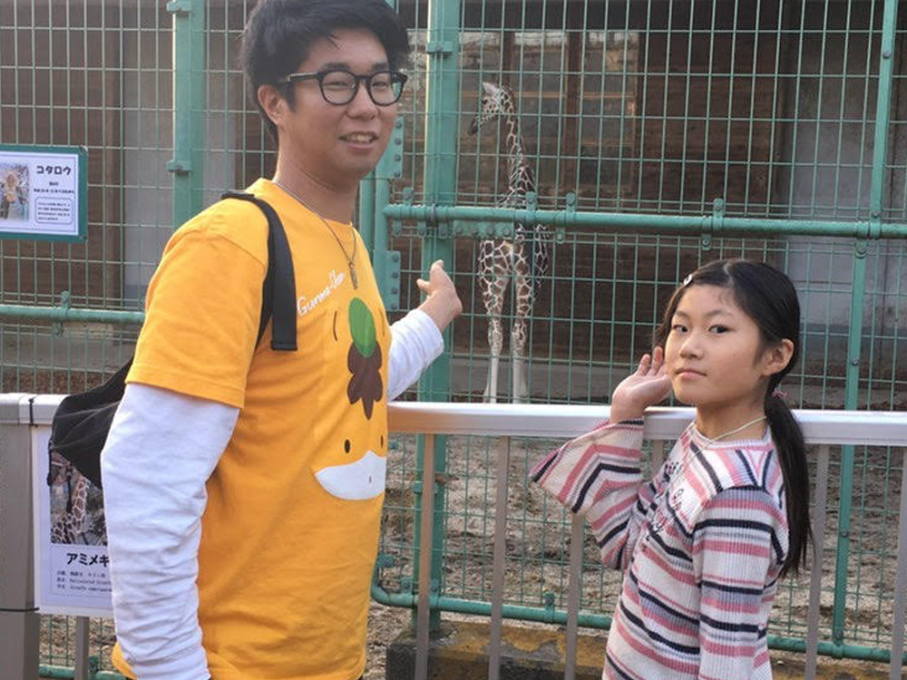 桐生が岡動物園のキリンと写真
