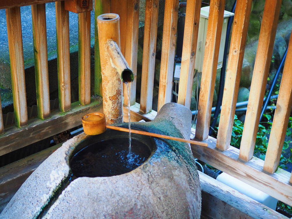 塩之湯飲泉所竹筒から流れる温泉