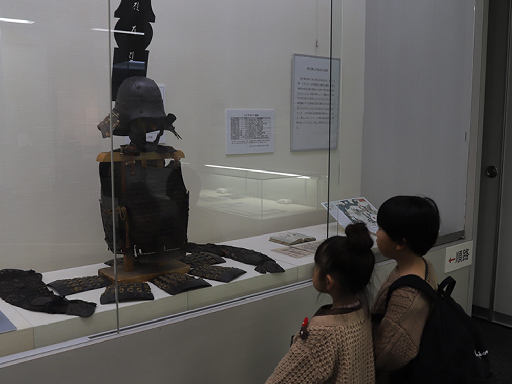 中之条町歴史と民俗の博物館ミュゼにて甲冑を検討する子供たち