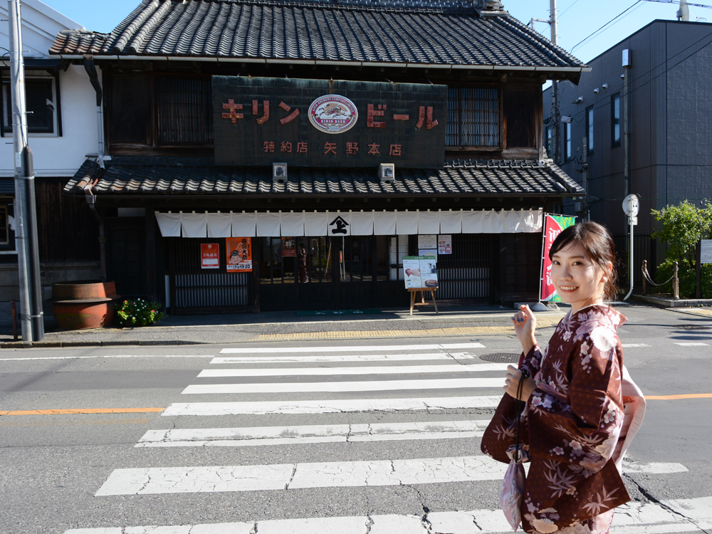 桐生市桐生新町伝統的建造物群保存地区で矢野本店前でポーズ
