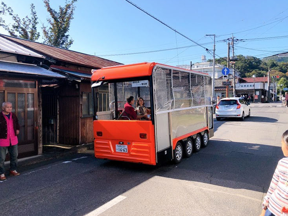 桐生市桐生新町伝統的建造物群保存地区を走る低速電動コミュニティバス