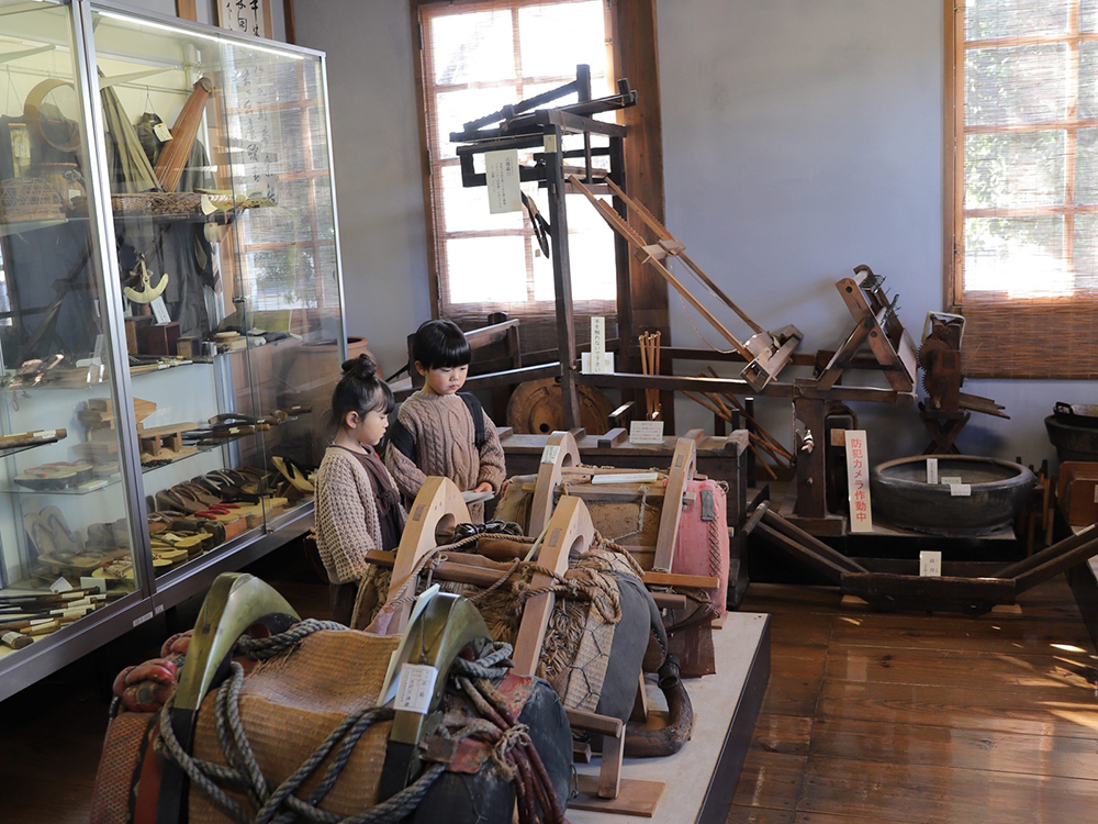 中之条町歴史と民俗の博物館ミュゼにて織物機を見学する子供たち